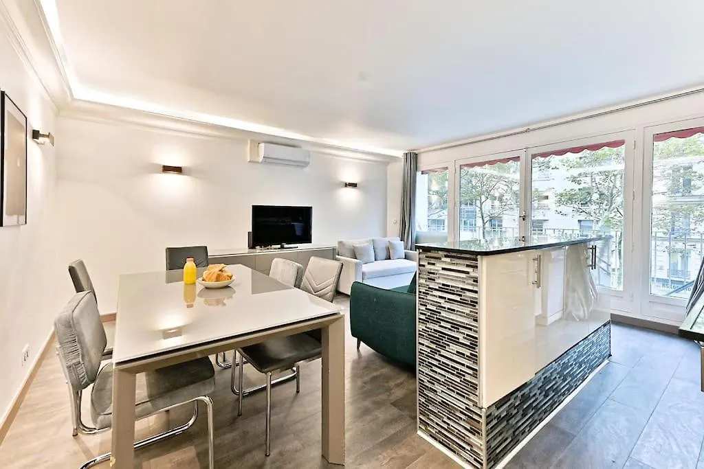 Ensoleille Proche Buttes Chaumont Apartment *